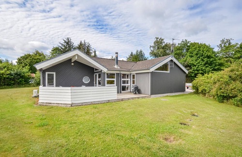Lyngsbæk Strand House | Cozy home in Ebeltoft with sauna