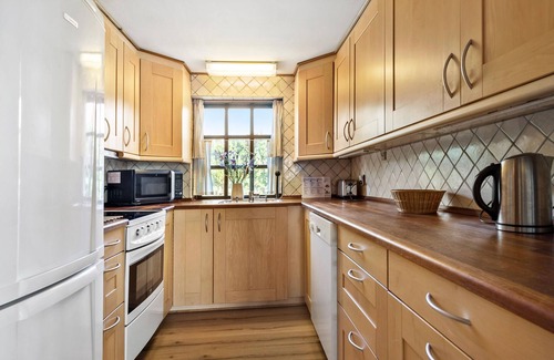 Lyngsbæk Strand House | Cozy home in Ebeltoft with WiFi