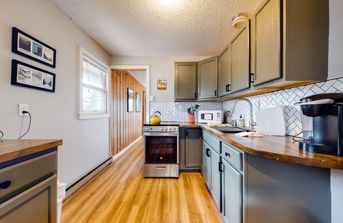 Conway House | Cozy home in great location w/gas stove & outstanding views - dogs OK