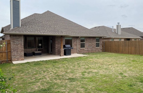 Yukon House | Cozy Home in NW OKC with 3 King Beds! 16 miles from Downtown and Pet Friendly!