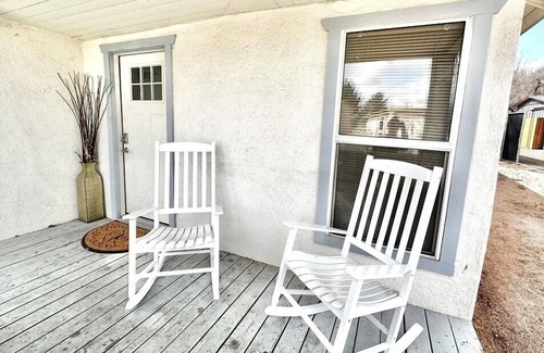 Cottonwood House | Cozy Home in Old Town on Main St 2BED-2BA Steps away from wine & food!