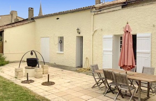 Saussignac House | Cozy home in Saussignac with kitchen