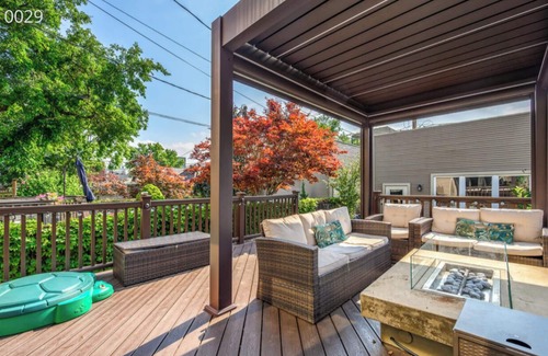 Palmer Square House | Cozy Home in the heart of Chicago W/Private Backyard & Games Room-Free parking.