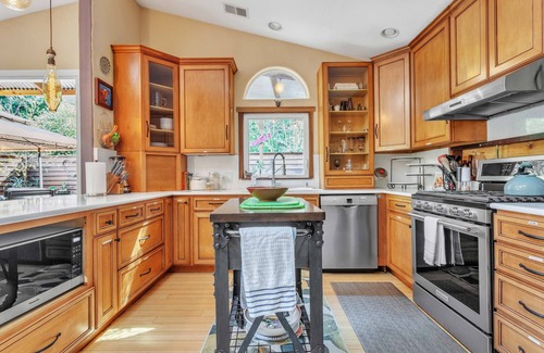 Guerneville House | Cozy home in the redwoods ~Toys~ hot tub ~chill zone. We got you covered!