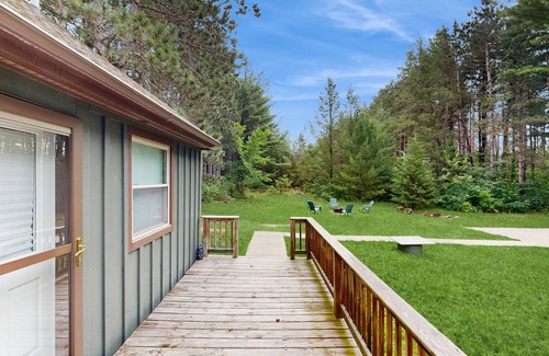 Adams House | Cozy Home in the trees, w/large yard, fire pit, gas grill, & WIFI