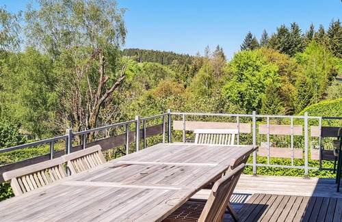 Walk House | Cozy home in Waimes with WiFi