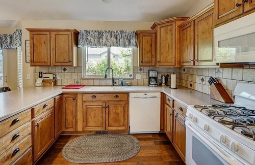 West Jordan House | Cozy home in West Jordan. 4 BR, 3 Bath, Ping Pong, Full Kitchen, Fruit Trees