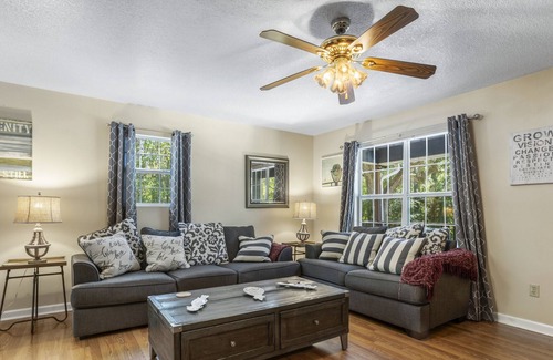 St. Martin House | Cozy home just mins to everything! PRIVATE POOL!