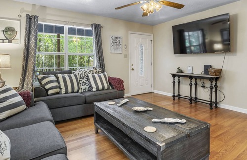 St. Martin House | Cozy home just mins to everything! PRIVATE POOL!