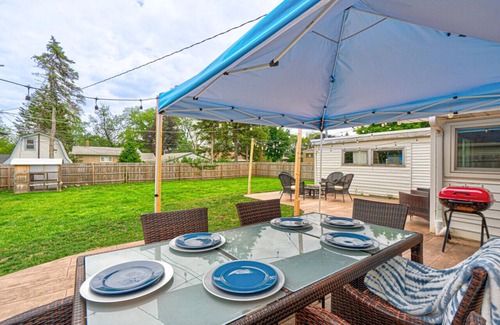Highland Hills House | Cozy Home | King Bed | 10P | Metra | Chicago Suburb