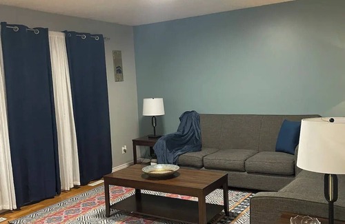 St. Vital House | Cozy Home Located In Winnipeg