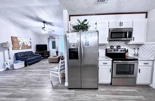 Gulf Breeze House | Cozy Home Mins from Pensacola Beach Sleeps 6 Kid-Pet friendly Large Fenced yard