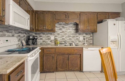 Waldron House | Cozy Home near Airport Zona Rosa shopping centers Restaurants and more