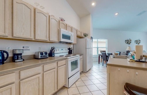 Marbella House | Cozy home near theme parks, WiFi, private pool & W/D, pool table