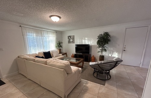 Royal Palm Beach House | Cozy Home near State fair grounds & peaceful beaches