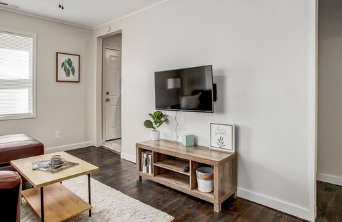 South Kansas City House | Cozy Home Near Waldo w/ Netflix & Speedy WiFi