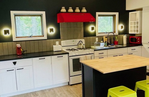 Saugerties Cottage | Cozy home near Woodstock/Saugerties. Pets welcome!