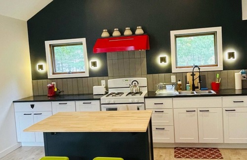 Saugerties Cottage | Cozy home near Woodstock/Saugerties. Pets welcome!