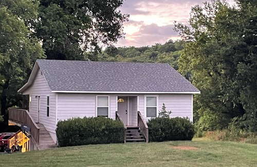 Lone Rock House | Cozy home nestled right on the White River boat ramp/great fishing.