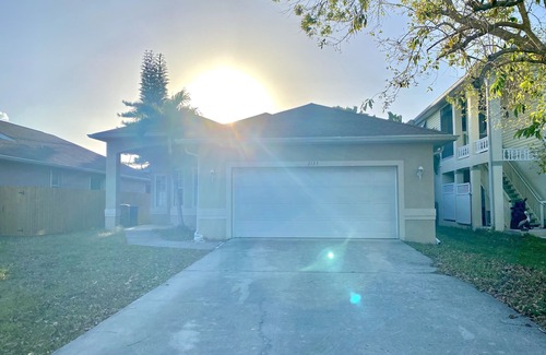 Fort Myers Shores House | Cozy home on the water with plenty of sleep space