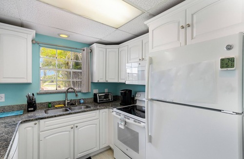 Port Canaveral House | Cozy home one block from the beach