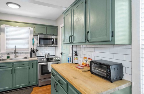 Schnitzelburg House | Cozy Home | Prime Location Near Churchill Downs!