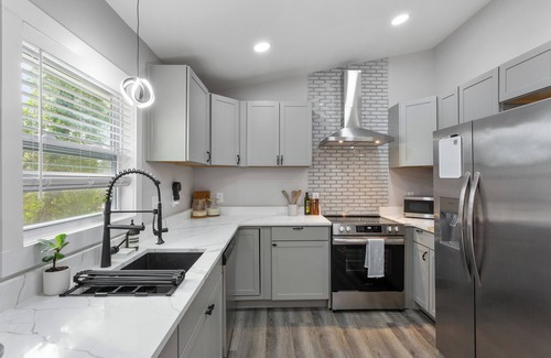 Gresham Park House | Cozy Home - Prime Location - Stylish Amenities