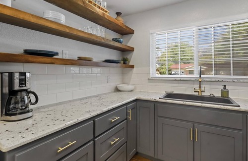 Handley House | Cozy Home - Private parking, AT&T, Ranger Stadium