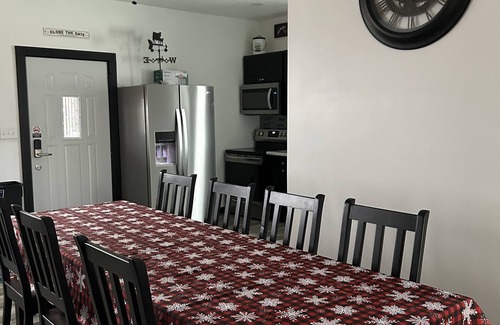 Sandusky House | Cozy home sleeps 10 only 5 minutes to Cedar Point/Sports Force