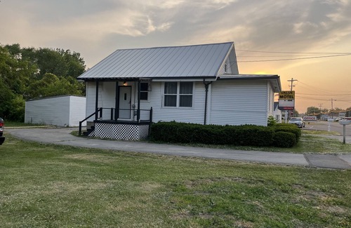 Sandusky House | Cozy home sleeps 10 only 5 minutes to Cedar Point/Sports Force