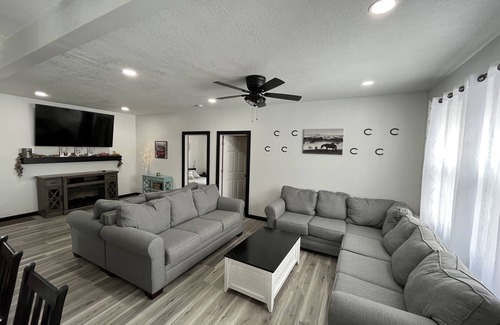 Sandusky House | Cozy home sleeps 10 only 5 minutes to Cedar Point/Sports Force