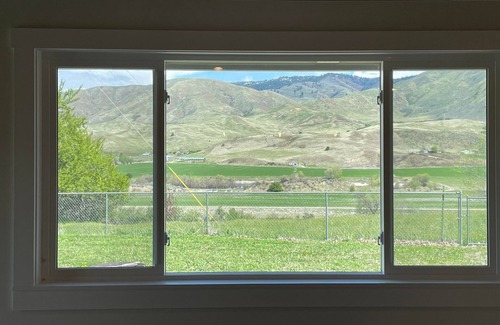 Horseshoe Bend House | Cozy home, sweeping views, minutes from biking, hiking, fishing, rafting.