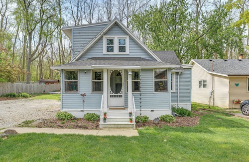 Twin Lakes House | Cozy Home w/Fire Pit: 2 Blocks to Lake Mary!