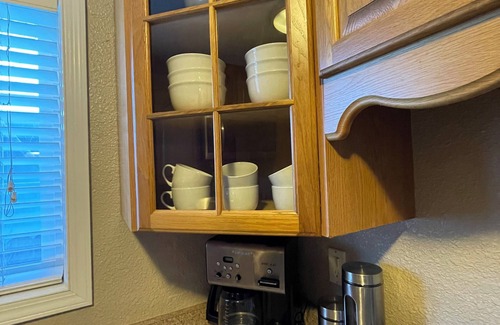 Vallejo House | Cozy Home w/Large Private Backyard. Minutes to Napa, Six Flags & ferry.