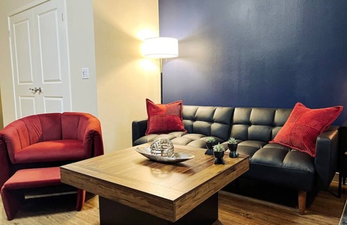 Beverly Hills Apartment | Cozy Home W/Pool & GYM + Parking 10min to Cedars