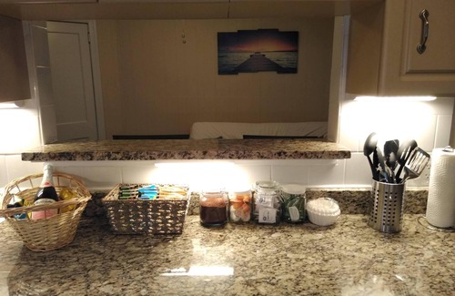Forest Park House | Cozy Home w/Wifi, Netflix, Smart TV, Near Airport
