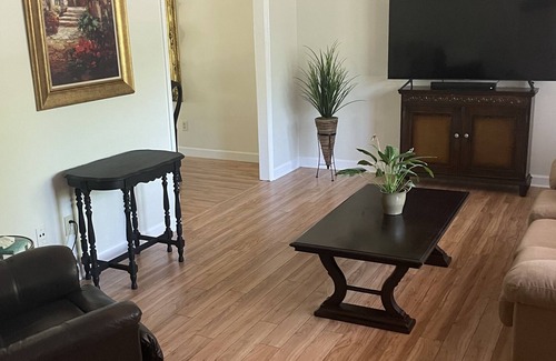 Tuscaloosa House | Cozy Home with a Beautiful Lazy L Pool Minutes from Campus!