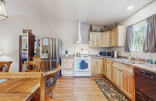 Angel Fire Cabin | Cozy home with gas fireplace and private washer/dryer - close to skiing