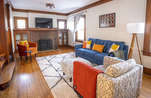Downtown Omaha House | Cozy Home (with Gym!) Located near UNMC, downtown, Creighton - PET FRIENDLY