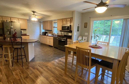 Town of Olive House | Cozy Home with Hot Tub, Lots of peace/quiet with Mountain views Near Woodstock!