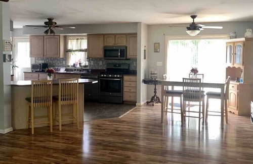 Town of Olive House | Cozy Home with Hot Tub, Lots of peace/quiet with Mountain views Near Woodstock!