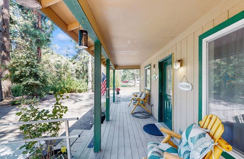 Chiloquin House | Cozy home with lake & mountain views, full kitchen, A/C, fireplace & WIFI