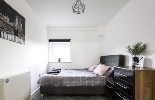 Bootle Apartment | Cozy home with Large Balcony, Coffee machine and free parking