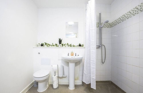 Bootle Apartment | Cozy home with Large Balcony, Coffee machine and free parking