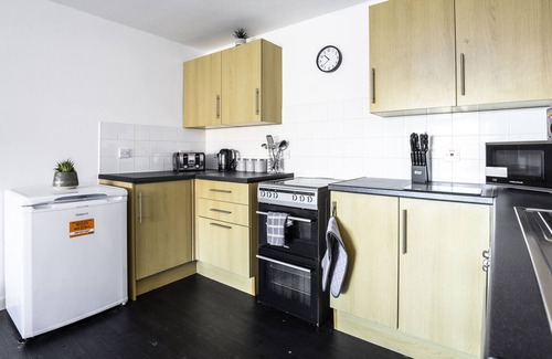Bootle Apartment | Cozy home with Large Balcony, Coffee machine and free parking