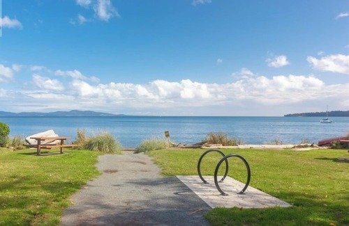 Cordova Bay House | Cozy home with ocean view