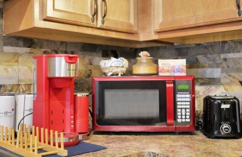 Charlotte House | Cozy home with office walking distance to beach