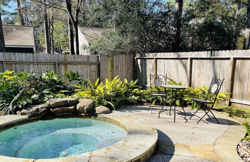 Grogan's Mill House | Cozy Home with Pool / Hot Tub in The Woodlands
