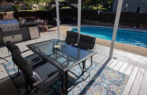 Austell House | Cozy Home with Pool Near Atlanta, Six Flags, Truist Park and Airportn