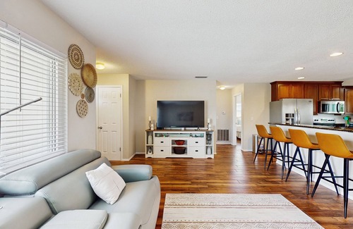 Bradenton House | Cozy home with private pool, lanai, and washer & dryer